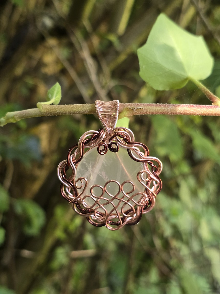 Image d'illustration du produit Pendentif quartz rose et entrelacs