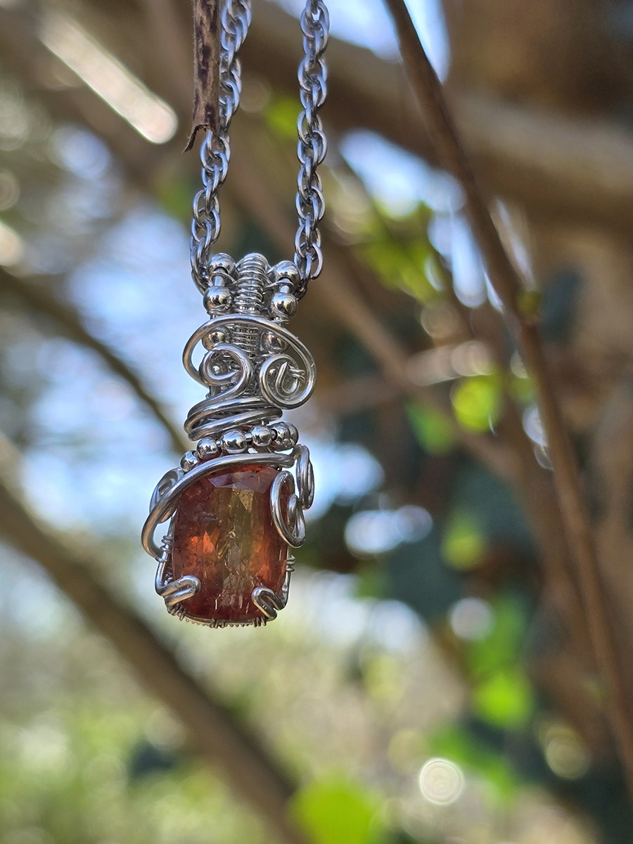 Image d'illustration du produit Pendentif en argent et topaze orangée