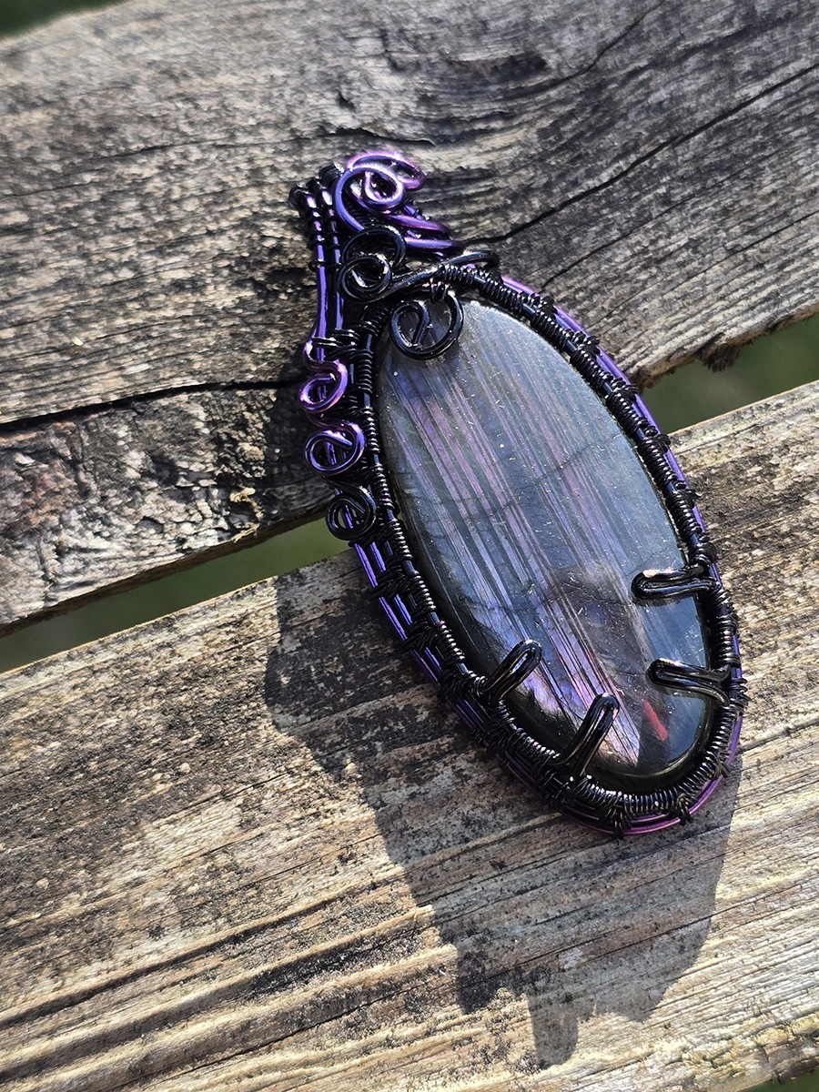 Image d'illustration du produit Pendentif labradorite striée violette