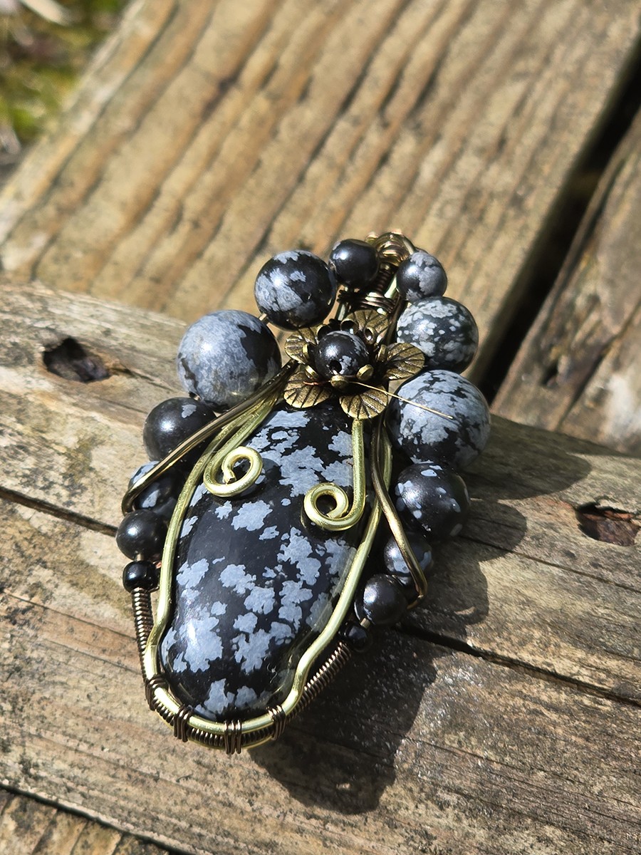 Image d'illustration du produit Pendentif obsidienne snowflake et perles