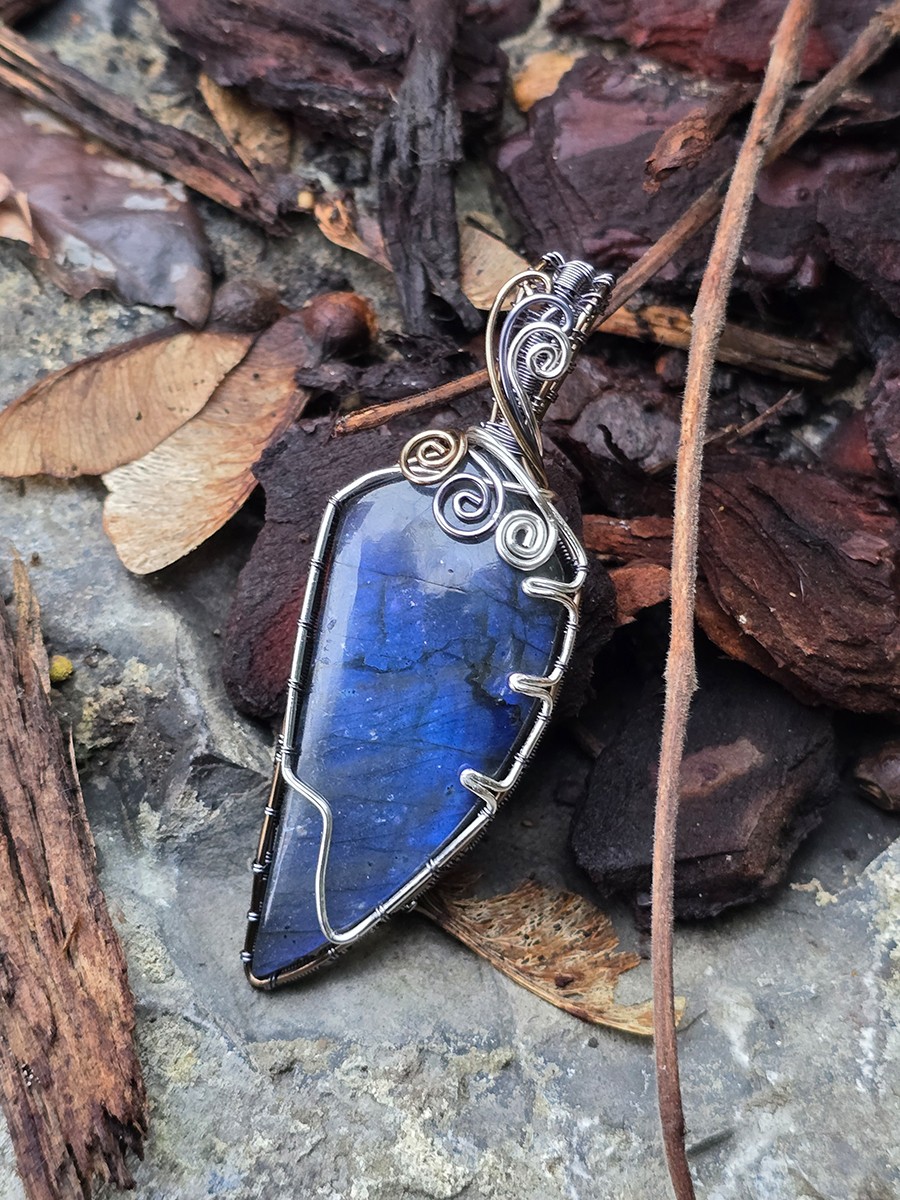 Image d'illustration du produit Pendentif labradorite bleue "griffe d'ours"