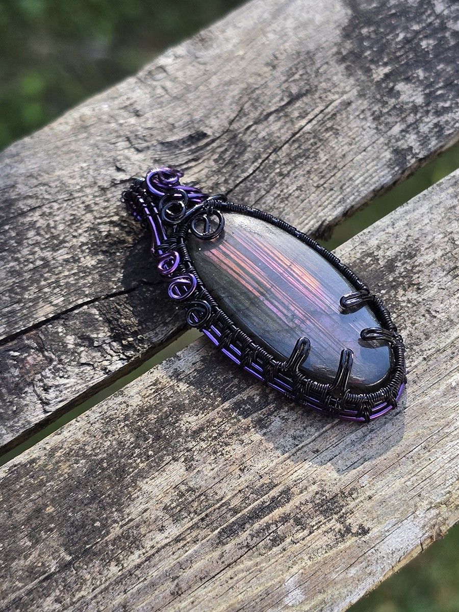 Image d'illustration du produit Pendentif labradorite striée violette