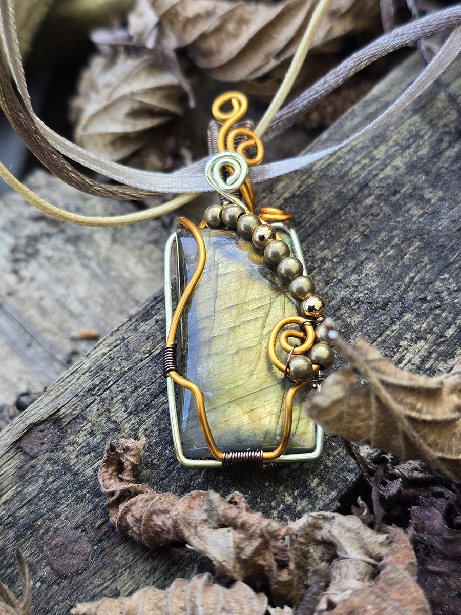 Image d'illustration du produit Pendentif labradorite dorée