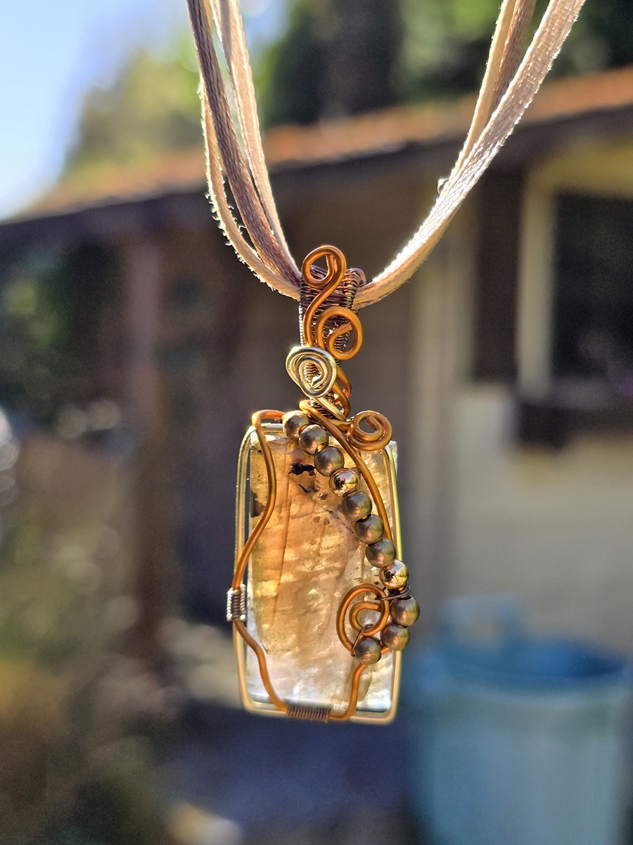 Image d'illustration du produit Pendentif labradorite dorée