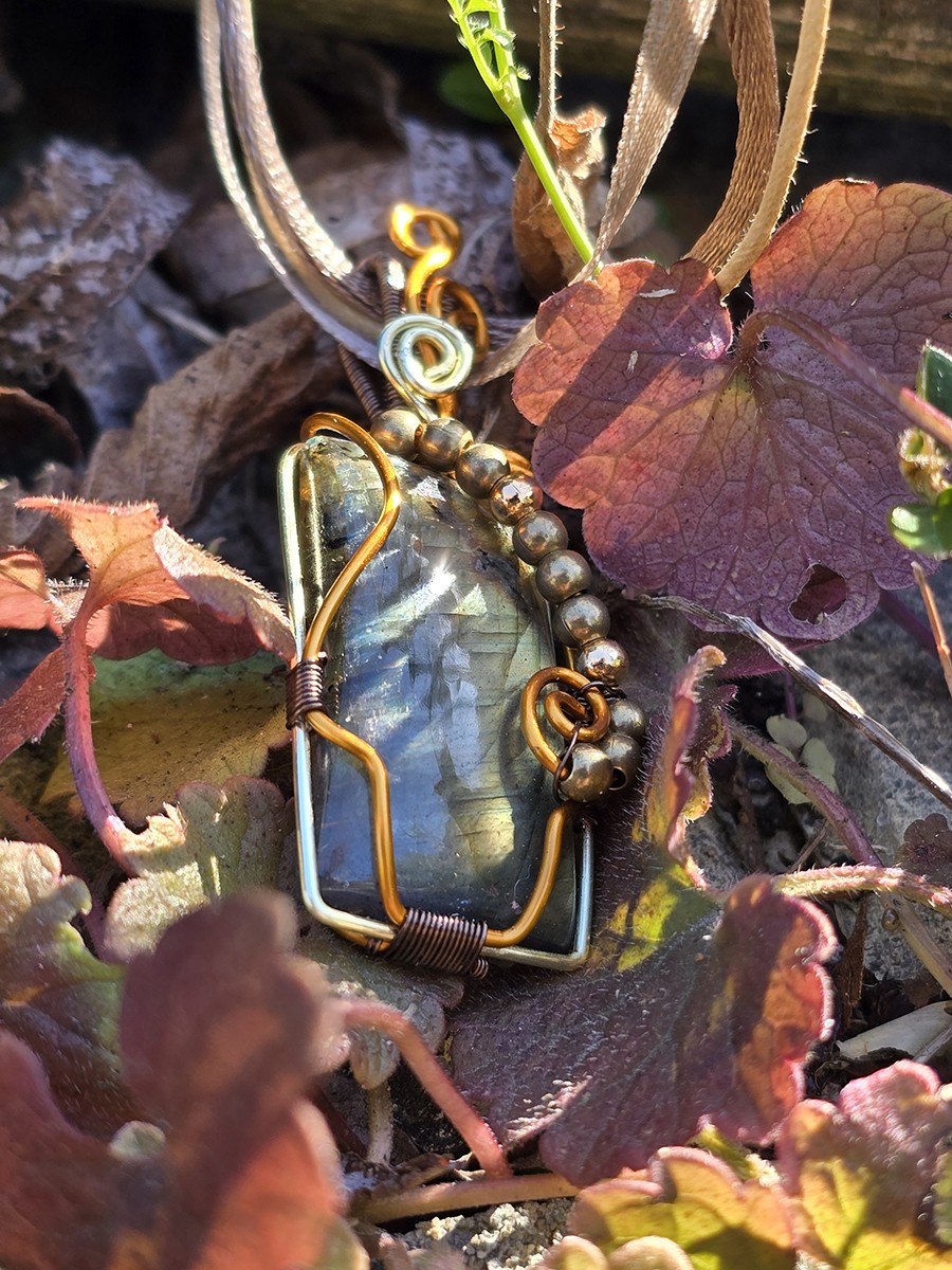Image d'illustration du produit Pendentif labradorite dorée