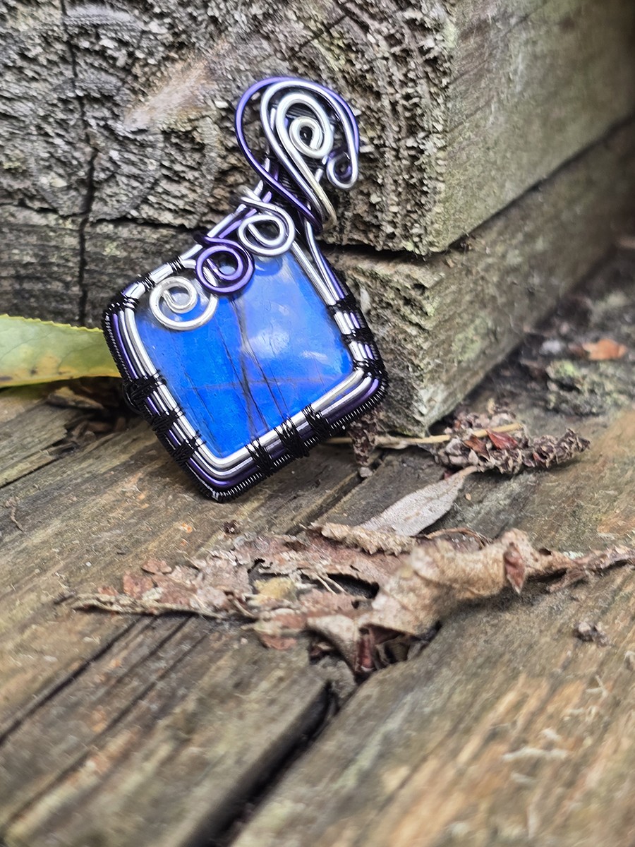 Image d'illustration du produit Pendentif labradorite bleue en carré
