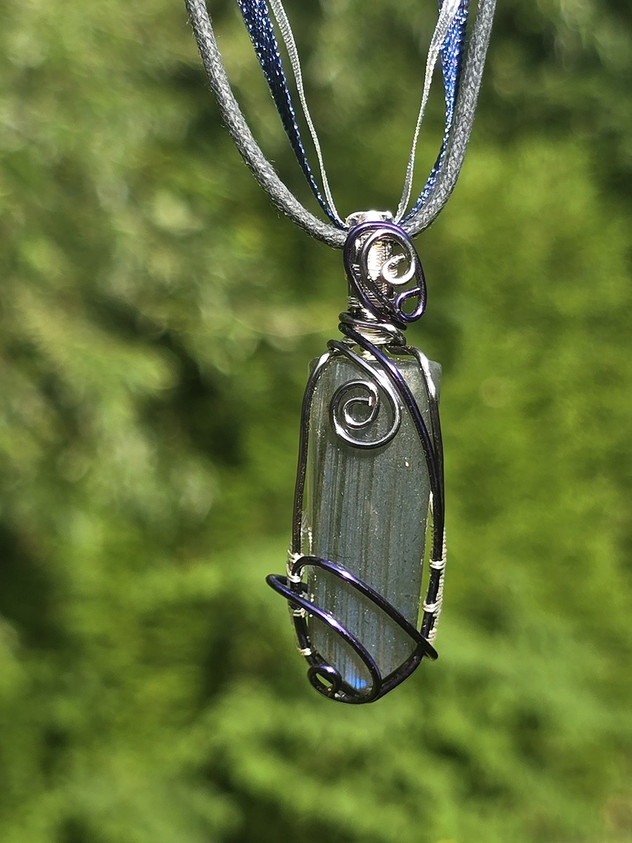 Image d'illustration du produit Pendentif Labradorite bleue en pointe