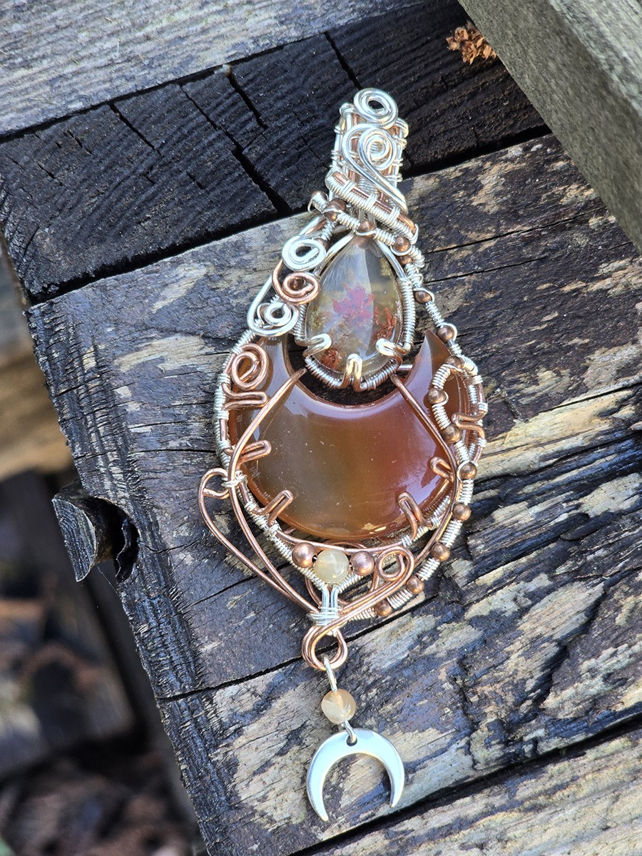 Image d'illustration du produit Pendentif Calcédoine en lune et agate mousse