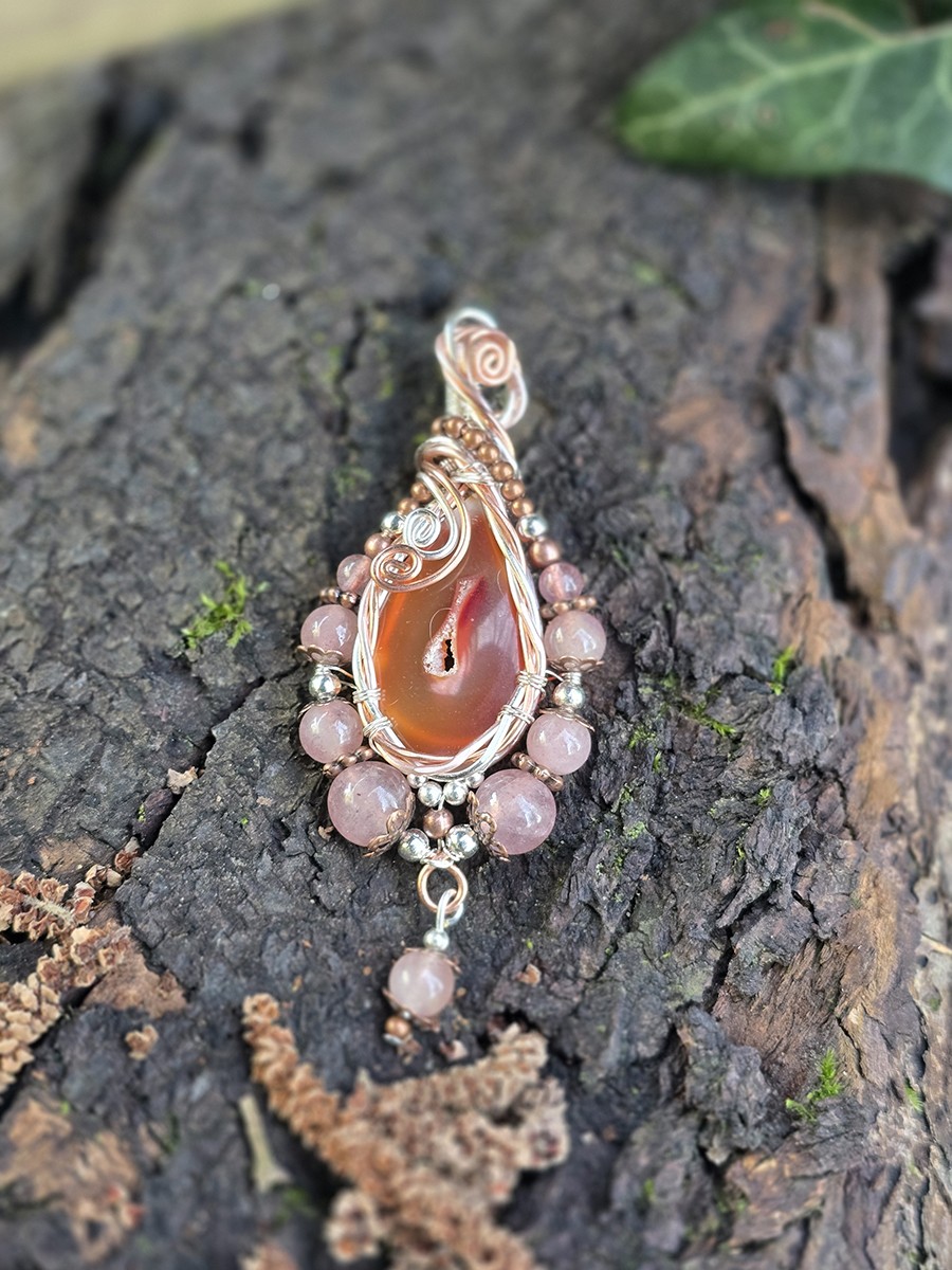 Image d'illustration du produit Pendentif Géode d'agate et quartz strawberry