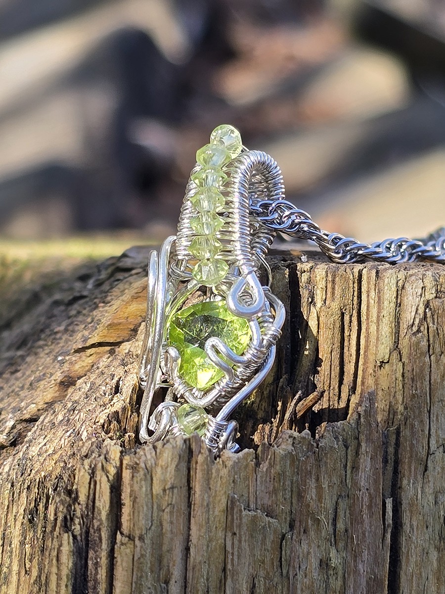 Image d'illustration du produit Pendentif en argent et péridot