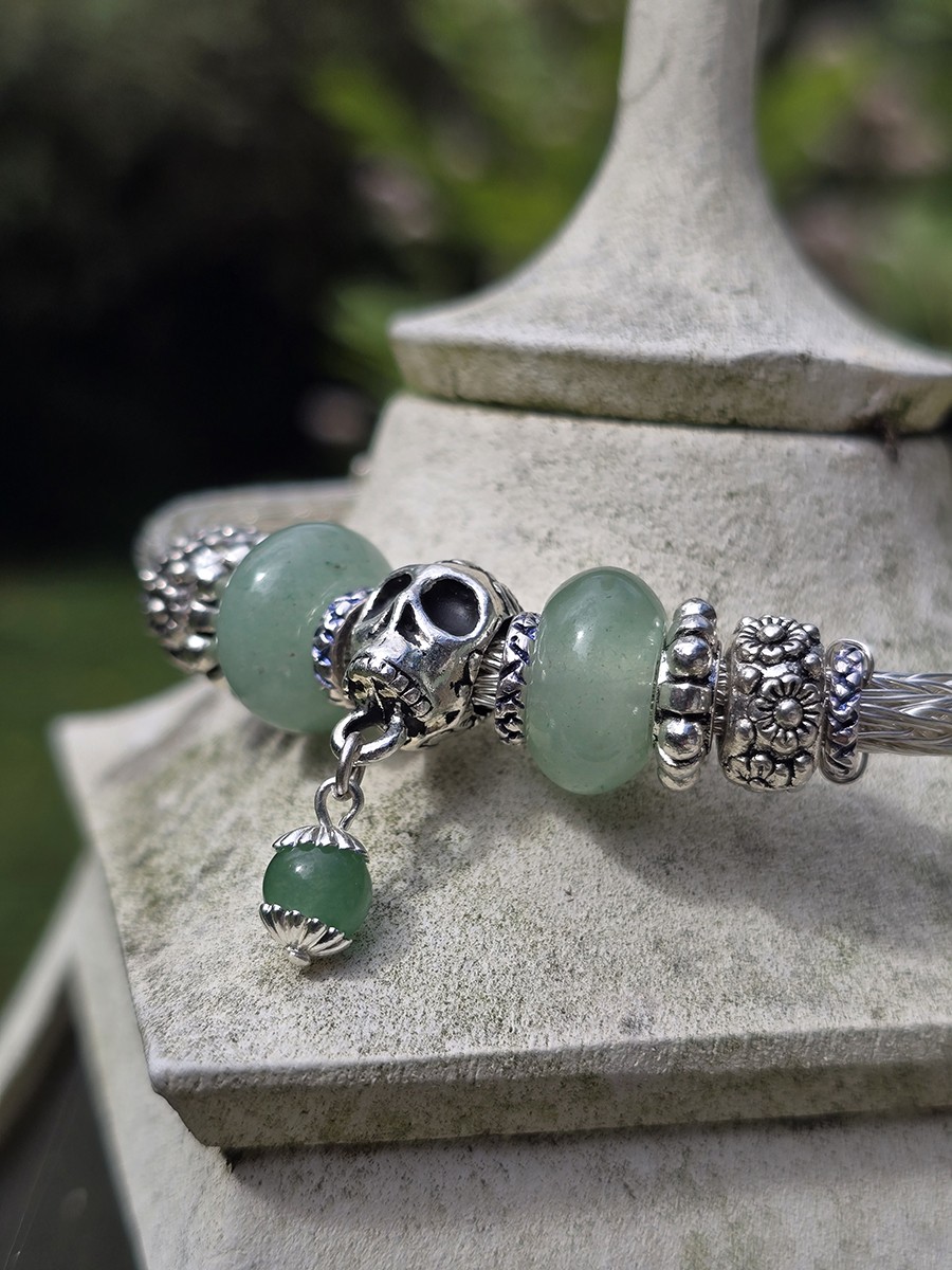 Image d'illustration du produit Bracelet tressé argenté et aventurine à la tête de mort