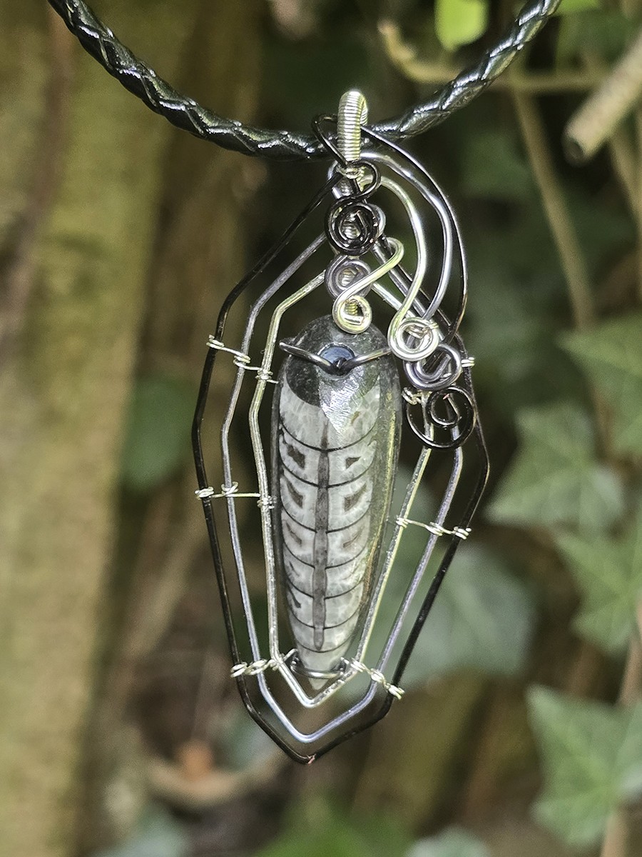 Image d'illustration du produit Pendentif orthoceras "gothique"