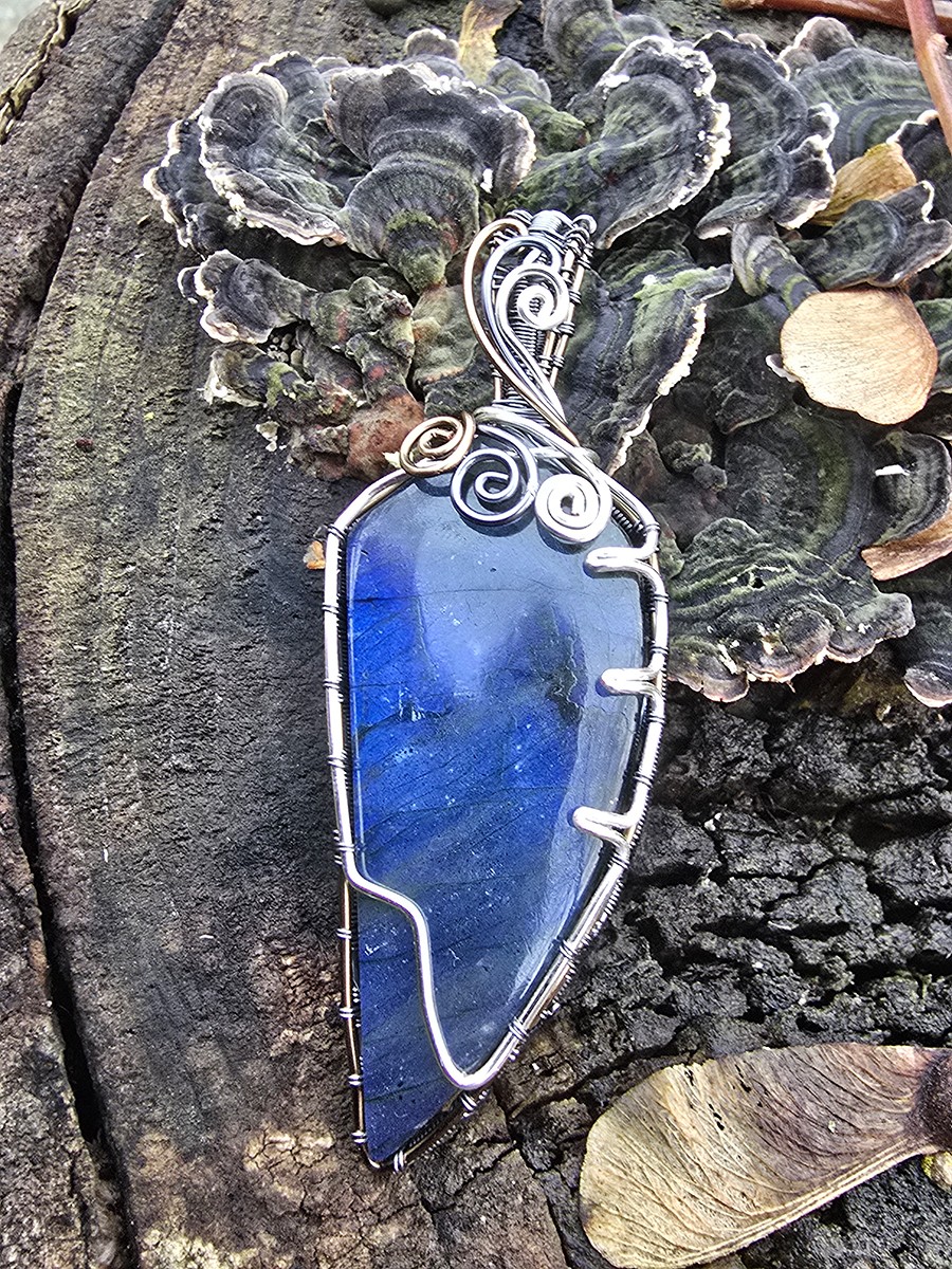Image d'illustration du produit Pendentif labradorite bleue "griffe d'ours"
