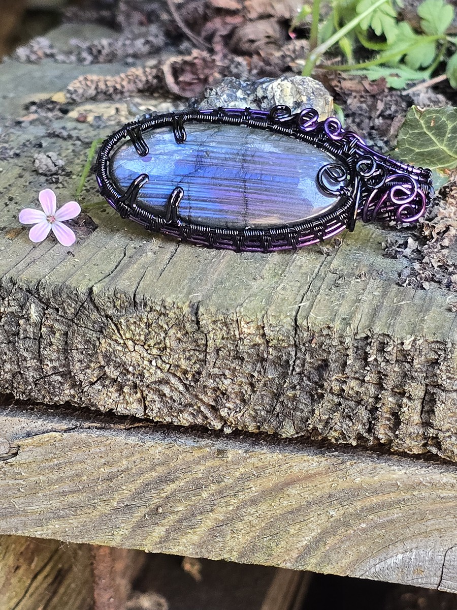 Image d'illustration du produit Pendentif labradorite striée violette