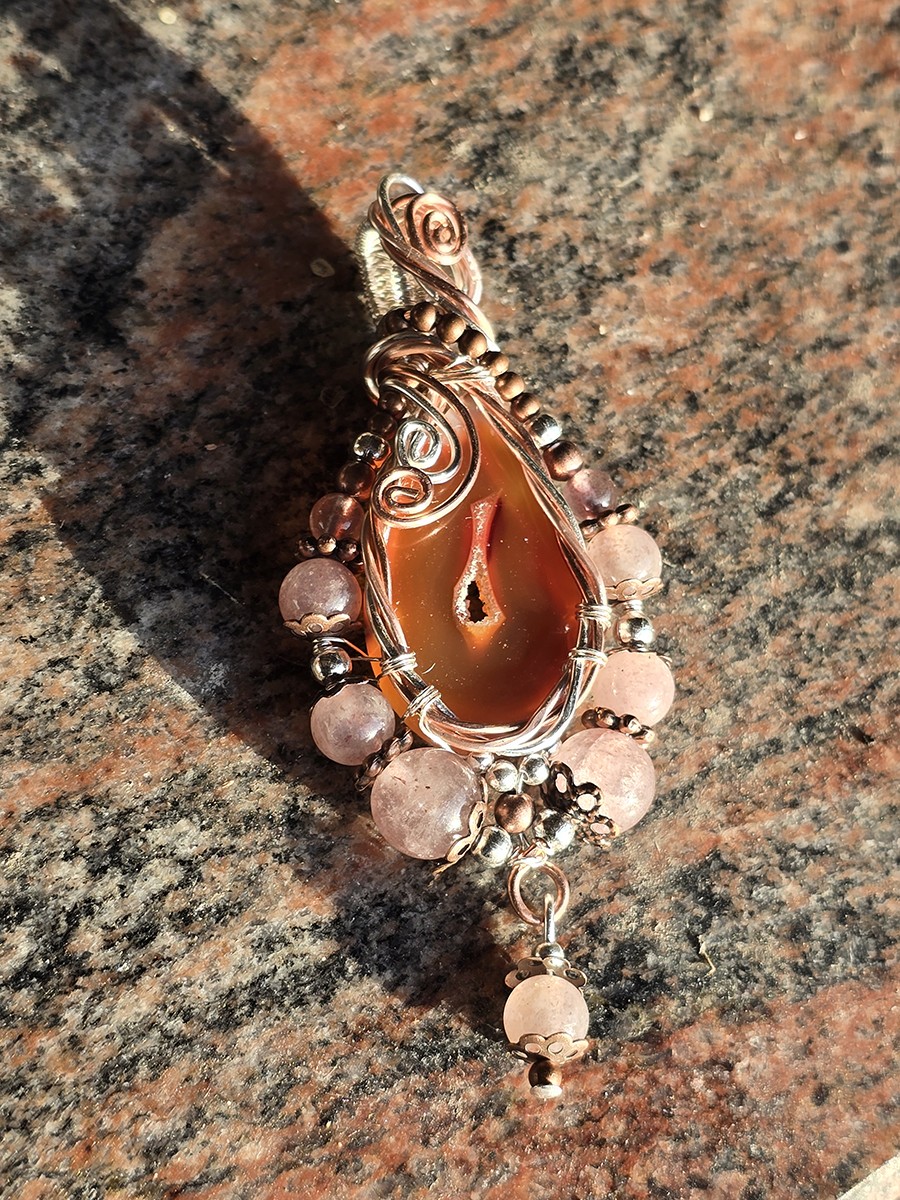 Image d'illustration du produit Pendentif Géode d'agate et quartz strawberry