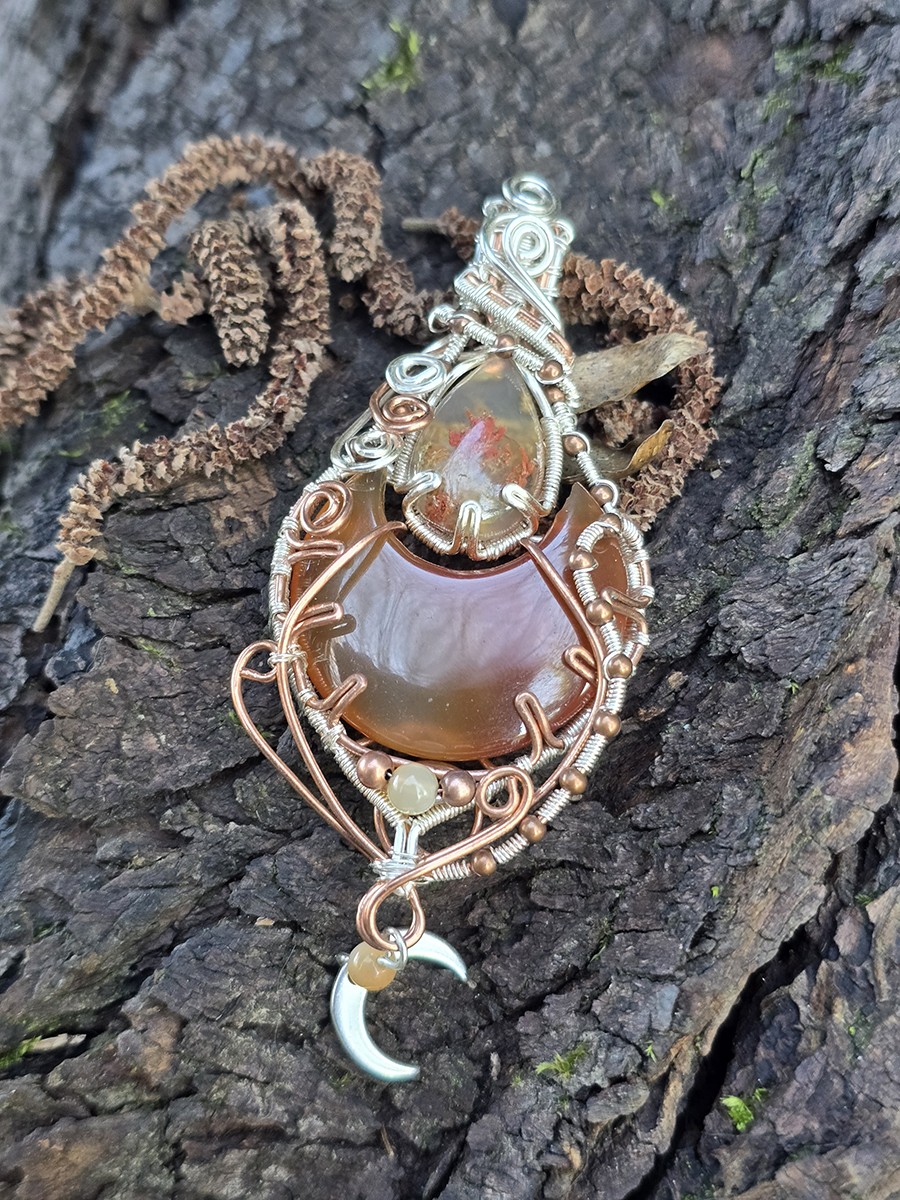 Image d'illustration du produit Pendentif Calcédoine en lune et agate mousse