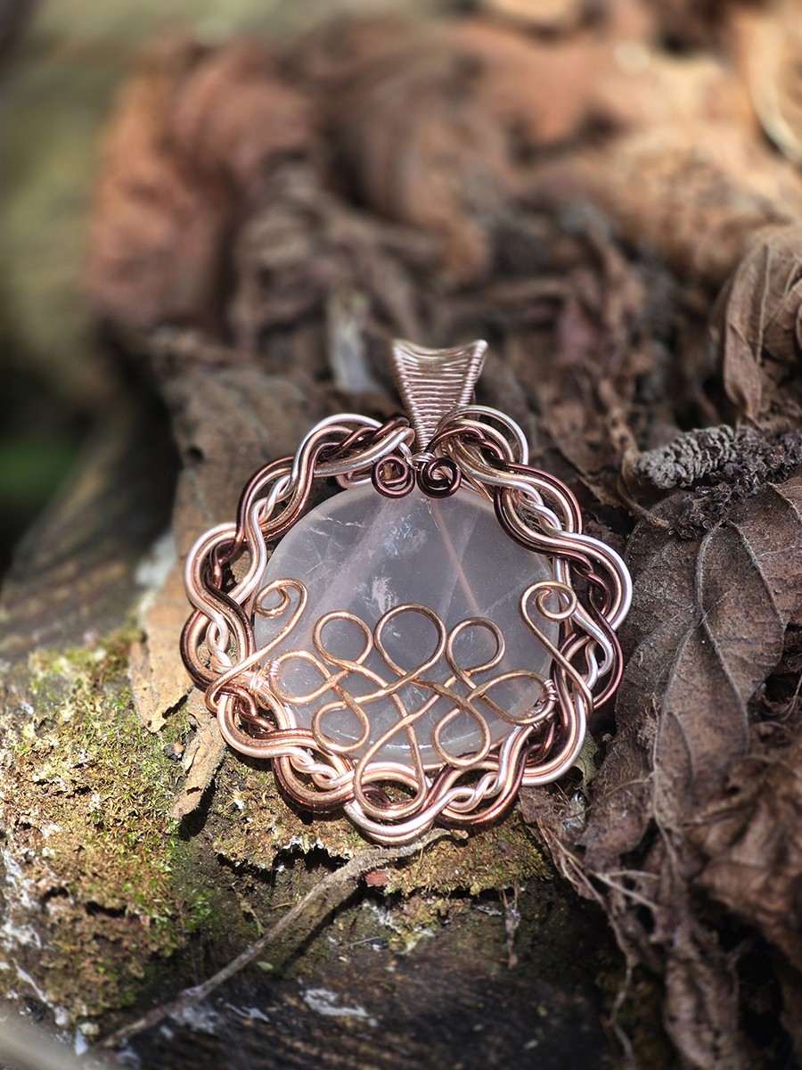 Image d'illustration du produit Pendentif quartz rose et entrelacs