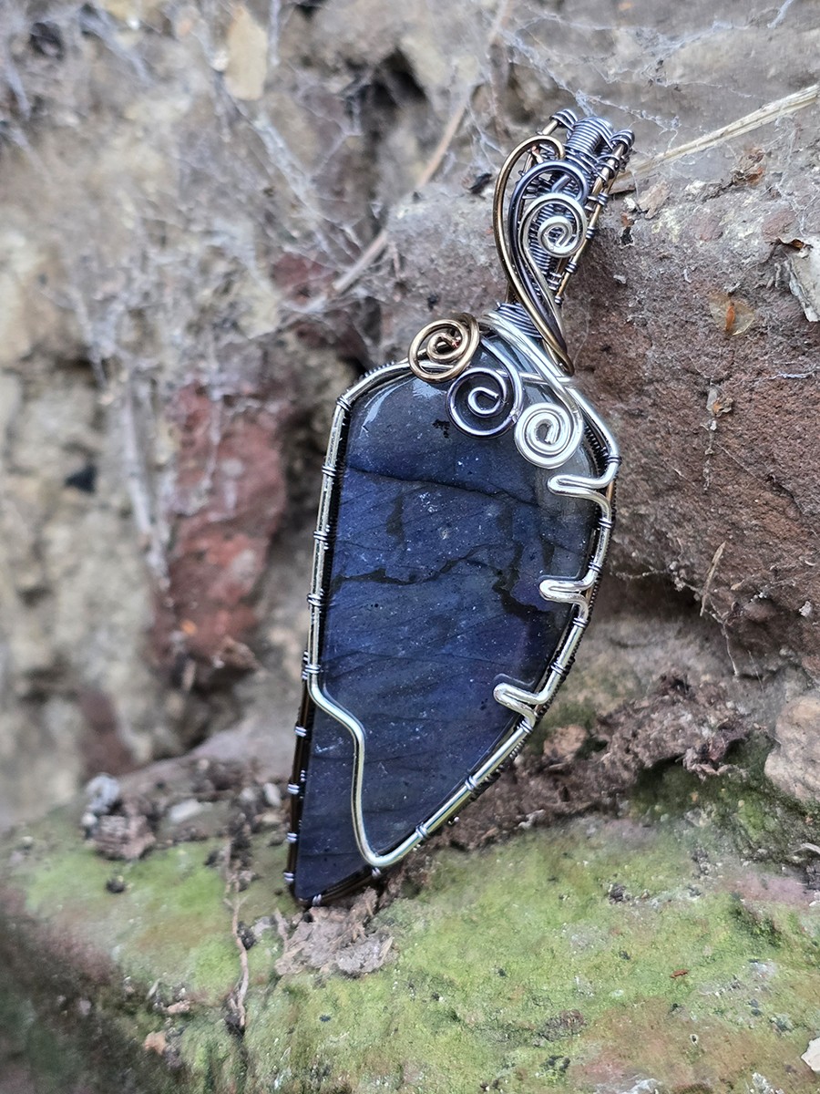 Image d'illustration du produit Pendentif labradorite bleue "griffe d'ours"