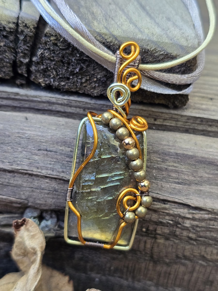 Image d'illustration du produit Pendentif labradorite dorée