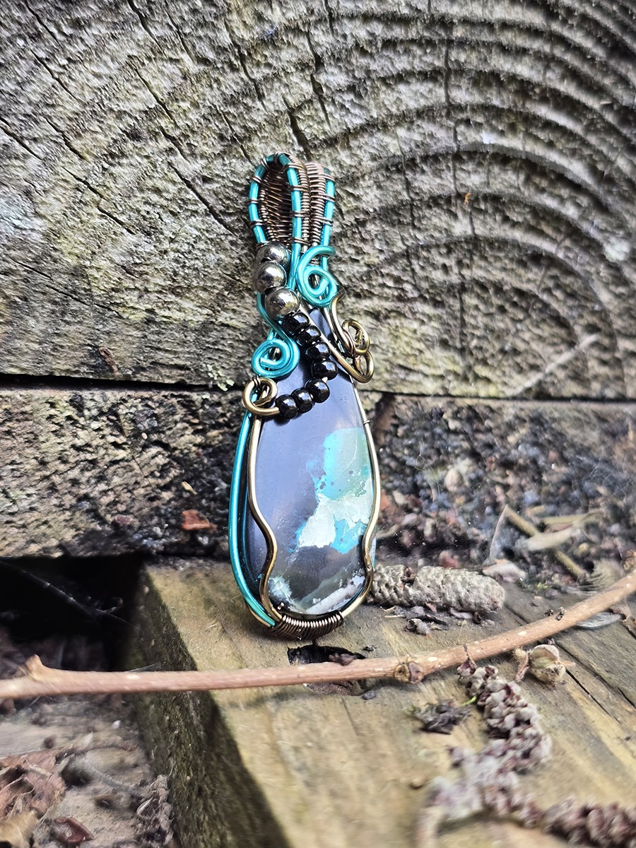 Image d'illustration du produit Pendentif opale noire à chrysocolle