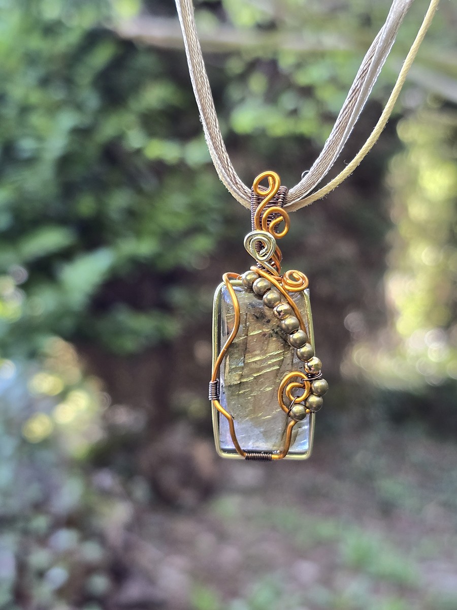 Image d'illustration du produit Pendentif labradorite dorée