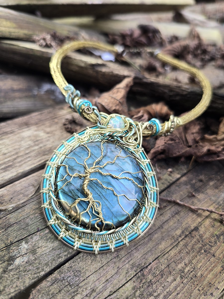 Image d'illustration du produit Collier Labradorite bleue et arbre doré