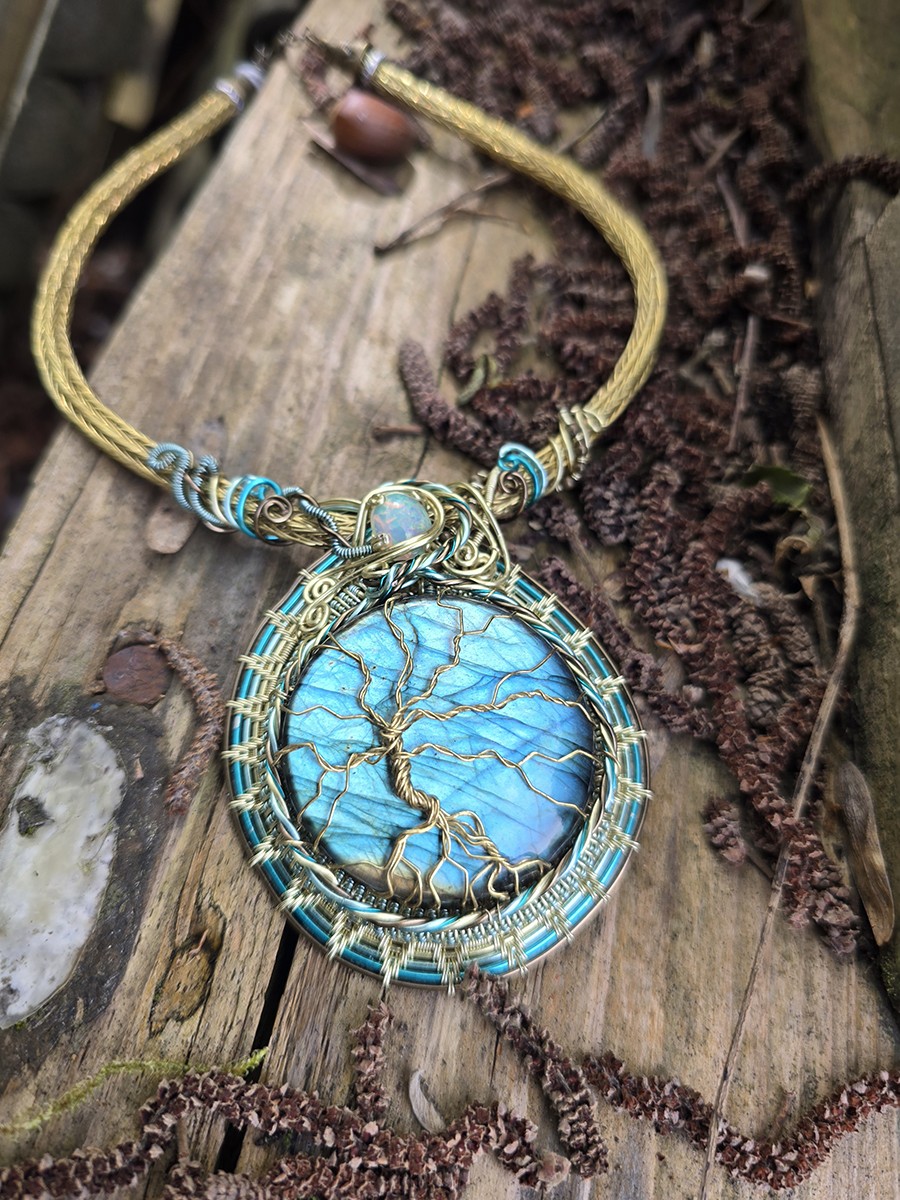 Image d'illustration du produit Collier Labradorite bleue et arbre doré