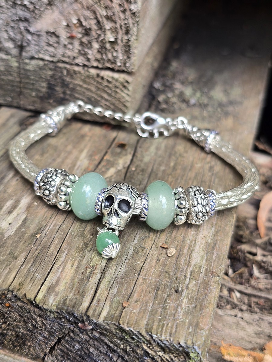 Image d'illustration du produit Bracelet tressé argenté et aventurine à la tête de mort