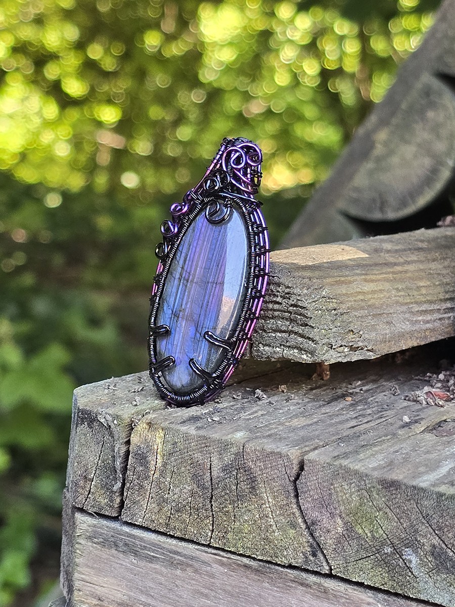 Image d'illustration du produit Pendentif labradorite striée violette