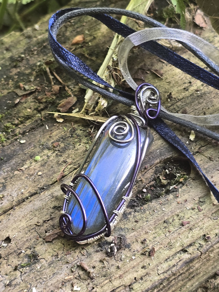 Image d'illustration du produit Pendentif Labradorite bleue en pointe