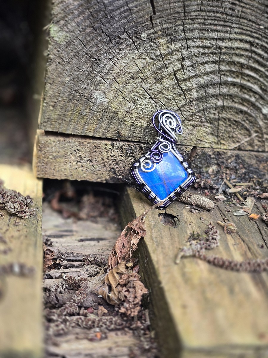 Image d'illustration du produit Pendentif labradorite bleue en carré