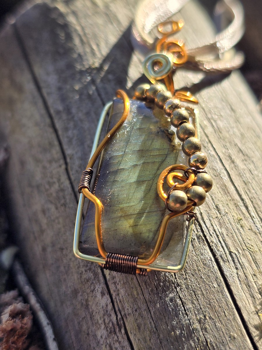 Image d'illustration du produit Pendentif labradorite dorée
