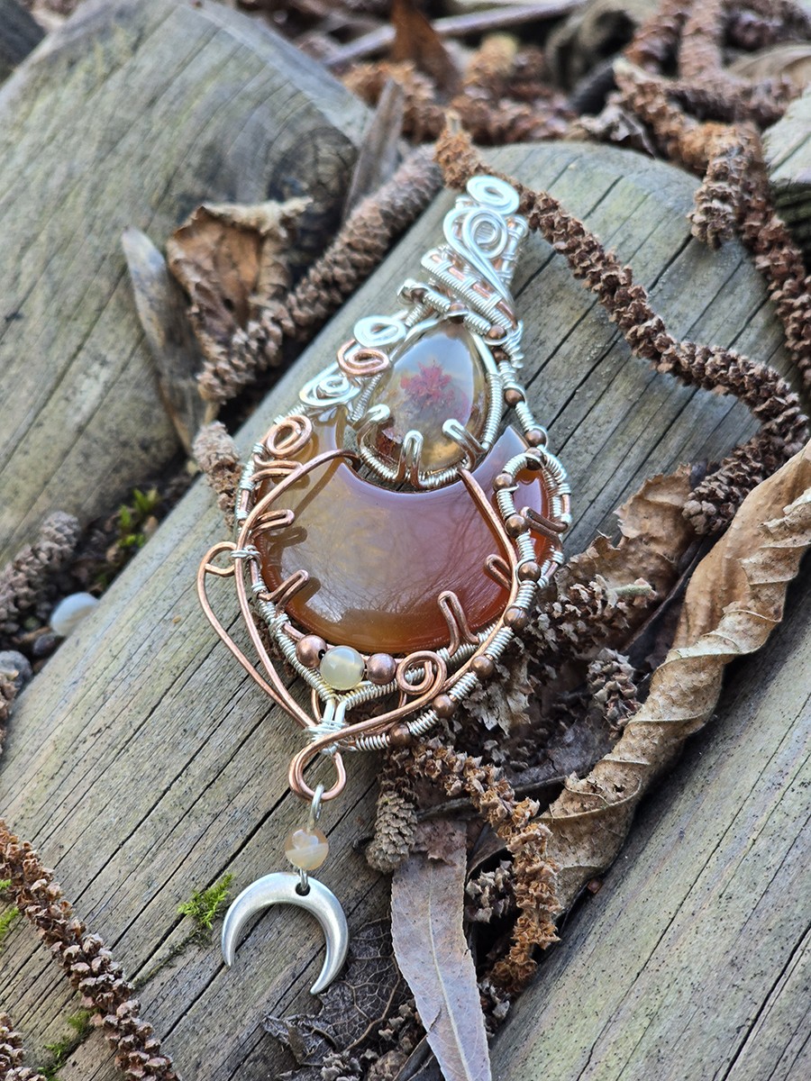 Image de couverture du produit Pendentif Calcédoine en lune et agate mousse