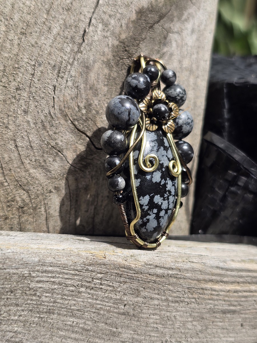 Image d'illustration du produit Pendentif obsidienne snowflake et perles