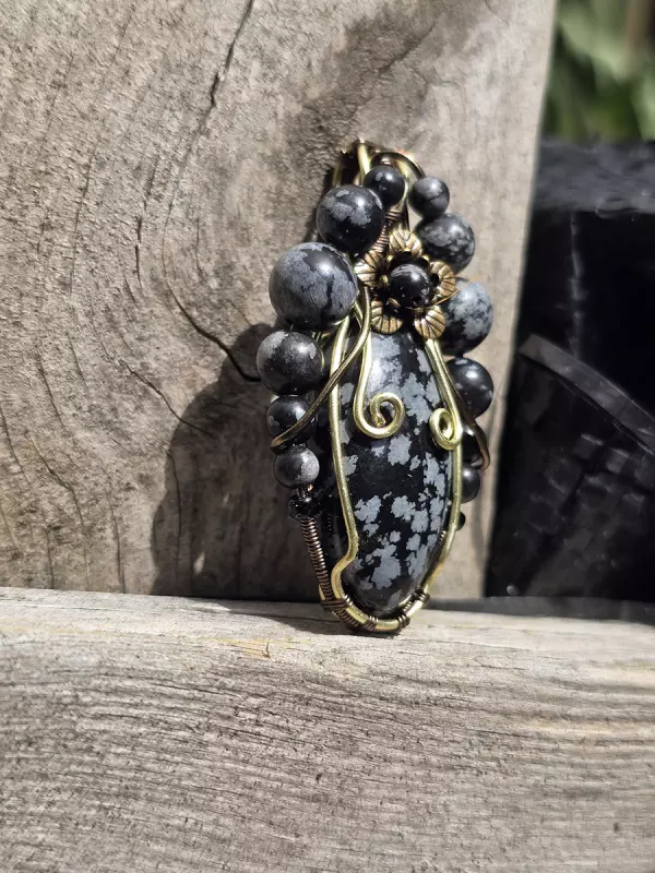 Image d'illustration du produit Pendentif obsidienne snowflake et perles