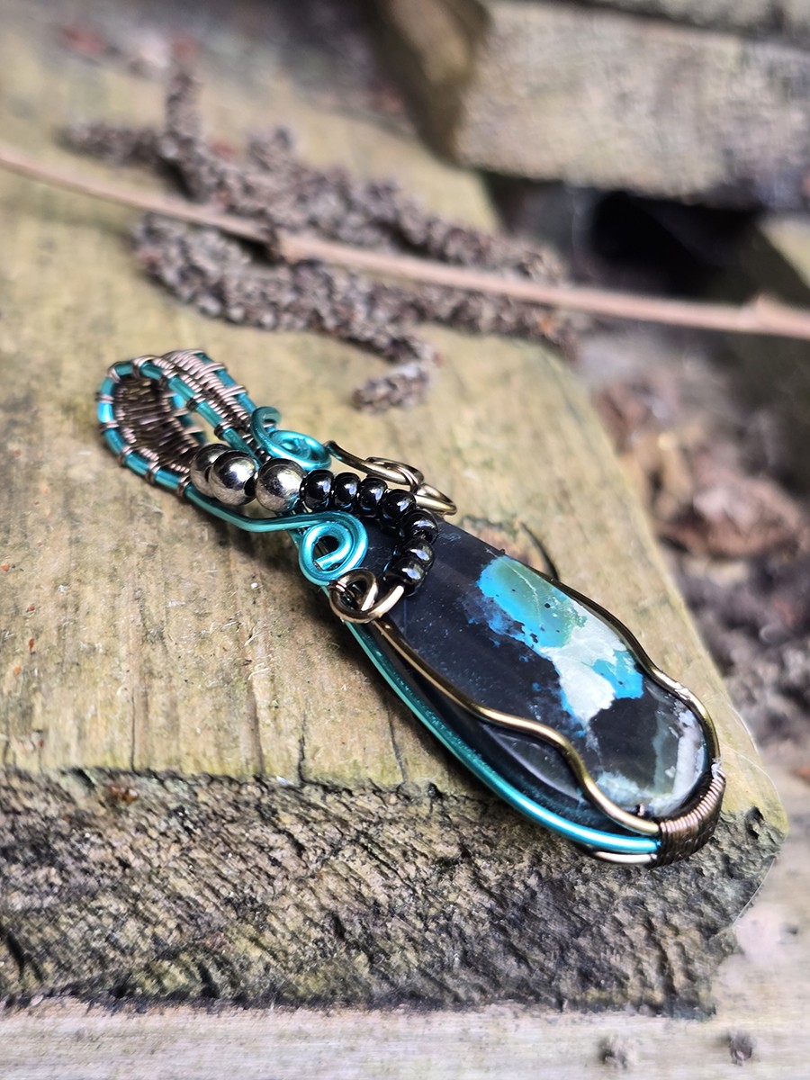 Image d'illustration du produit Pendentif opale noire à chrysocolle