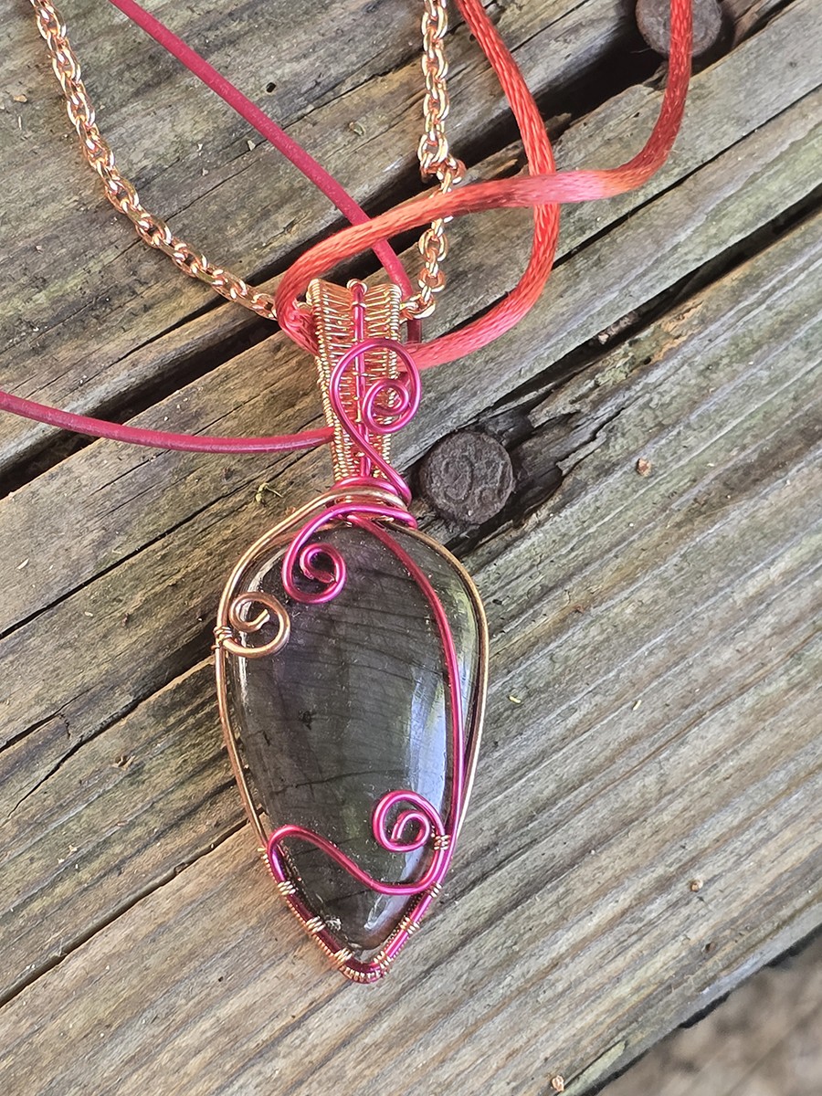 Image d'illustration du produit Pendentif Labradorite rouge sombre