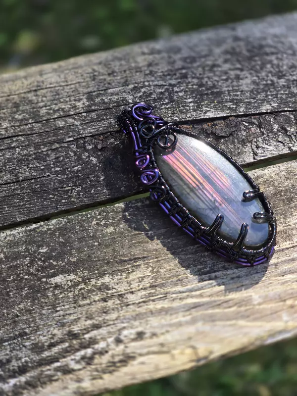 Image d'illustration du produit Pendentif labradorite striée violette