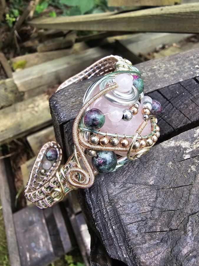 Image d'illustration du produit Bracelet rigide quartz rose et zoisite à corindons