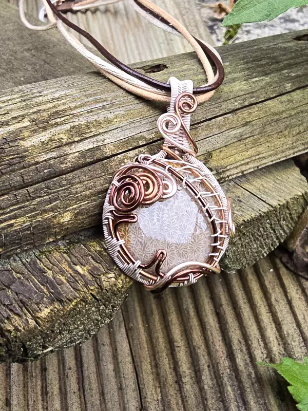 Image d'illustration du produit Pendentif corail fossile rond