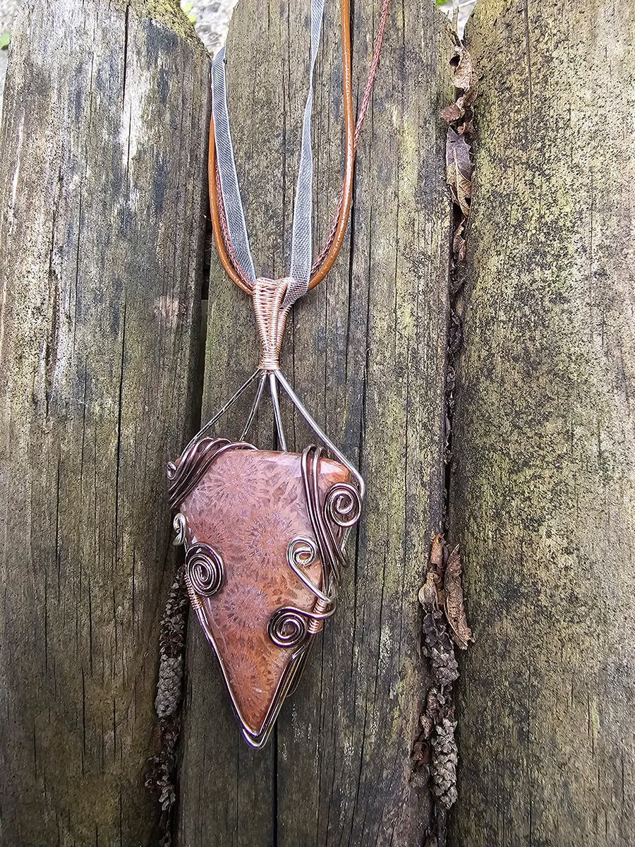 Image d'illustration du produit Pendentif corail triangle