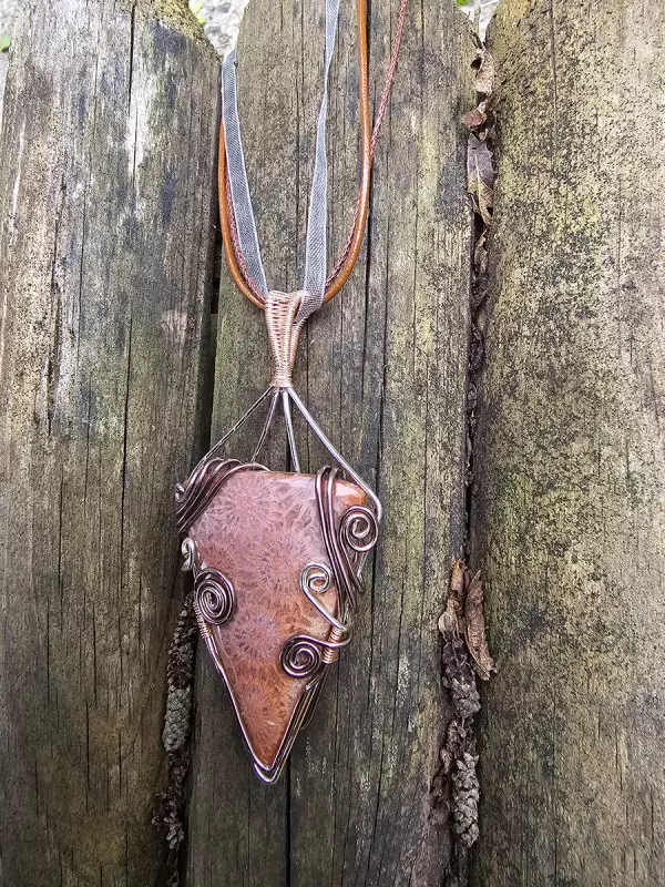 Image d'illustration du produit Pendentif corail triangle