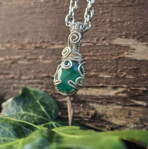 Image de couverture du produit Pendentif en argent et émeraude