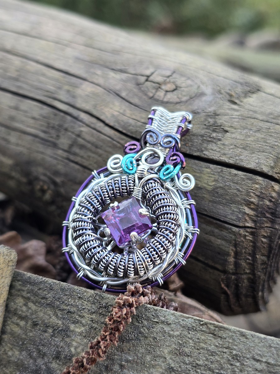 Image de couverture du produit à la une Pendentif médaillon Alexandrite