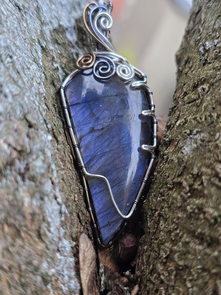 Image d'illustration du produit Pendentif labradorite bleue "griffe d'ours"
