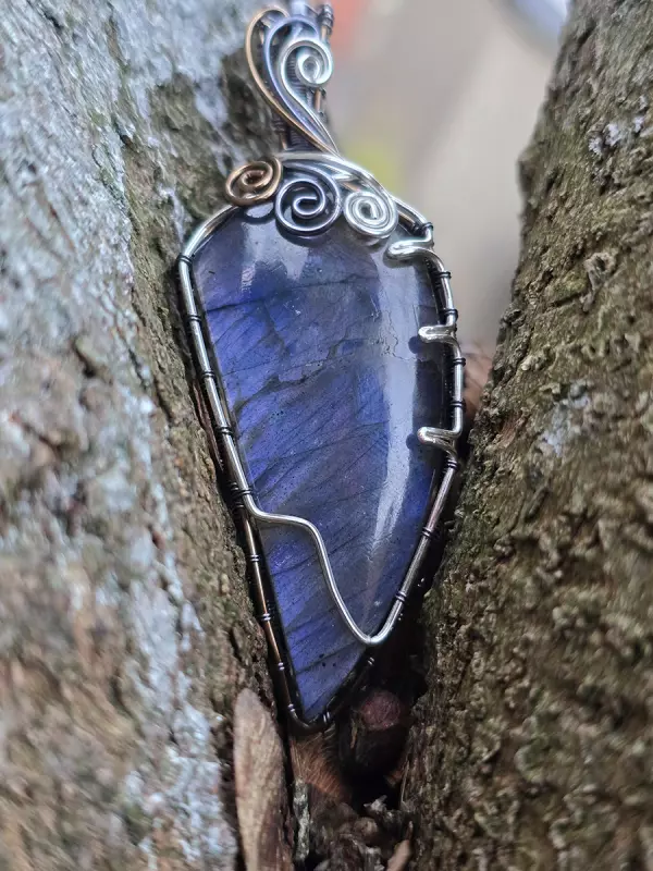 Image d'illustration du produit Pendentif labradorite bleue "griffe d'ours"