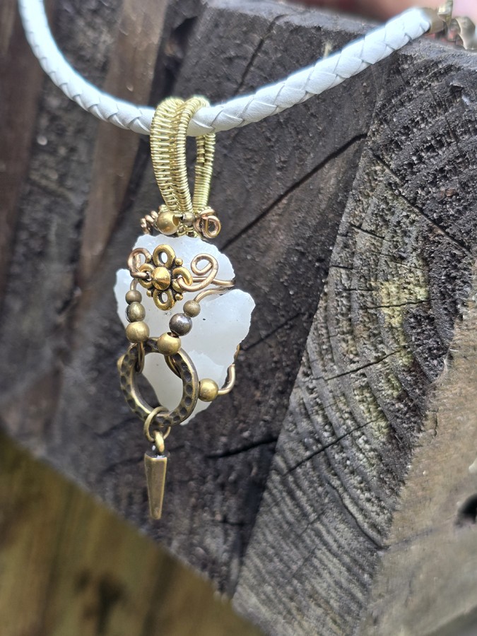 Image d'illustration du produit Pendentif pointe de flèche en quartz