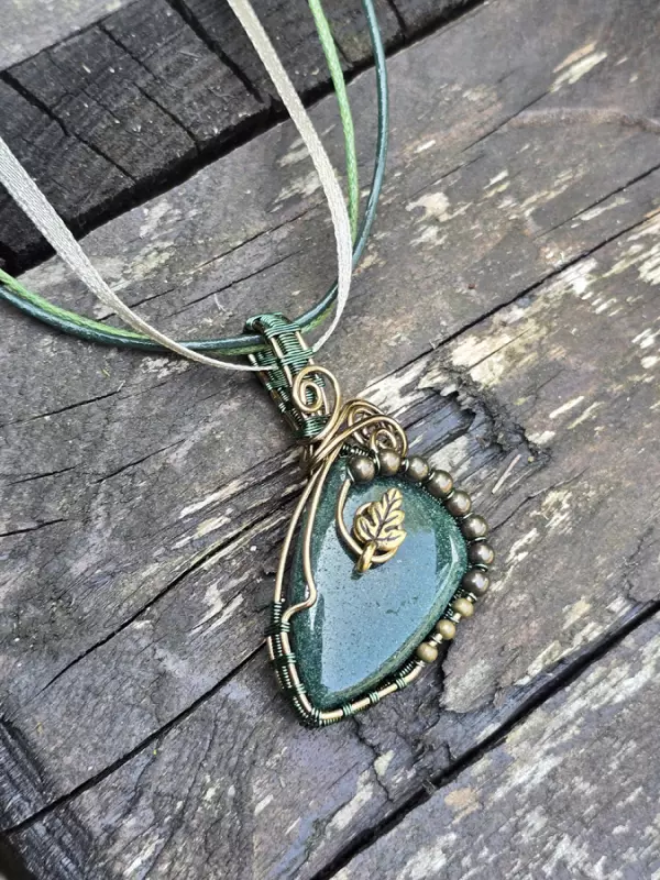 Image d'illustration du produit Pendentif agate verte "à la petite feuille"