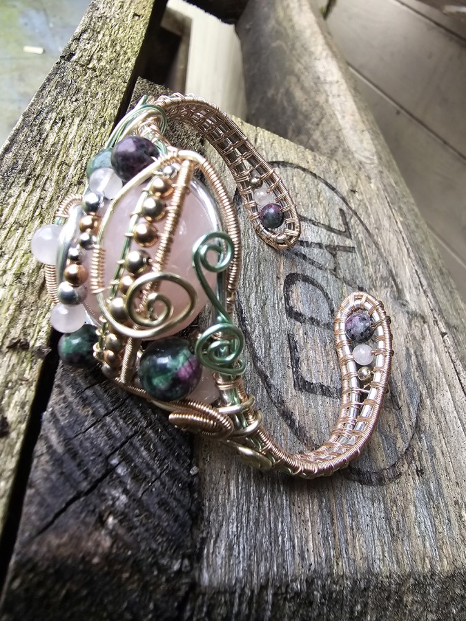 Image d'illustration du produit Bracelet rigide quartz rose et zoisite à corindons