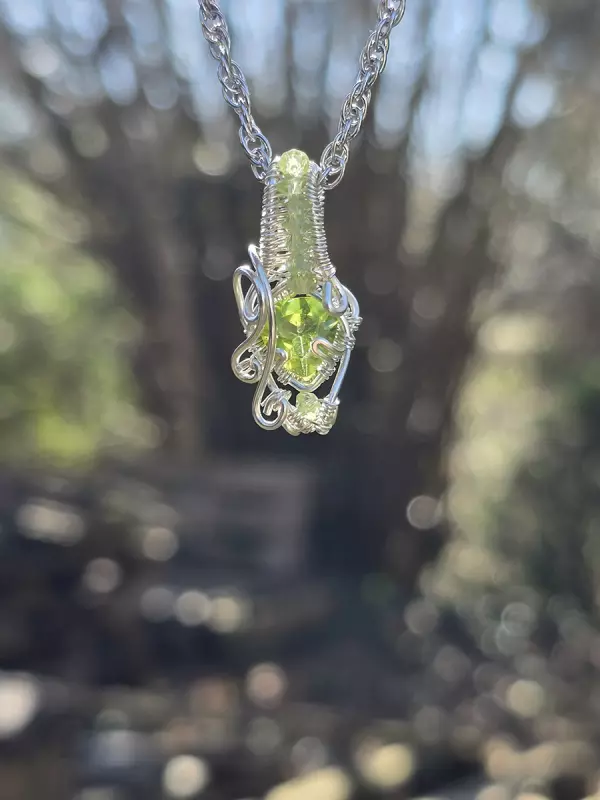 Image d'illustration du produit Pendentif en argent et péridot